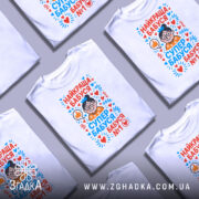 Футболка найкраща бабуся у світі, біла, зображена на манекені, фон світло-сірий, принт з малюнком бабусі в окулярах, з сердечками та написами у яскравих кольорах.