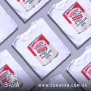 Футболка наш борщ. Біла футболка на манекені, з принтом у вигляді банки борщу, на фоні світло-сірого кольору. Принт містить червоний та зелений кольори, з написом '100% український' та 'УКРАЇНСЬКИЙ БОРЩ'.