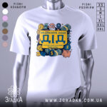 Футболка називайте мене дід. Біла футболка на манекені, з принтом на грудях, який містить жовтий напис 'ДІД' та ілюстрації грошових купюр, монет, свинки та старшого чоловіка. Фон світло-сірий, що підкреслює кольори принта.