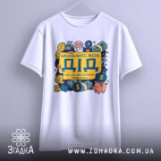 Футболка називайте мене дід. Біла футболка, підвішена на вішалці, з принтом на грудях, що містить жовтий напис 'ДІД' та ілюстрації грошових купюр, монет і свинки. Фон світло-сірий, що підкреслює яскравість кольорів принта.