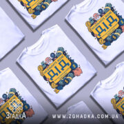 Футболка називайте мене дід. Біла футболка на манекені, з принтом на грудях, який містить жовтий напис 'ДІД' та ілюстрації грошових купюр, монет, свинки та старшого чоловіка. Фон світло-сірий, що підкреслює кольори принта.