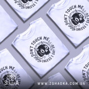 Футболка не чіпай мене. Біла футболка з принтом чорного черепа з рогами, розташована на манекені, фон світло-сірий, принт з написом 'DON'T TOUCH ME UNLESS I SAY SO' оточений рослинними мотивами.