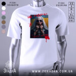 Футболка не мовчи подарунок, біла, зображена на манекені, фон світло-сірий, принт з зображенням жінки в чорному одязі з червоними плямами, написом 'НЕ МОВЧИ' і українським прапором на фоні.