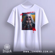 Футболка не мовчи подарунок, біла, підвішена на вішалці, фон світло-сірий, принт з зображенням жінки в чорному одязі з червоними плямами, написом 'НЕ МОВЧИ' і українським прапором на фоні.