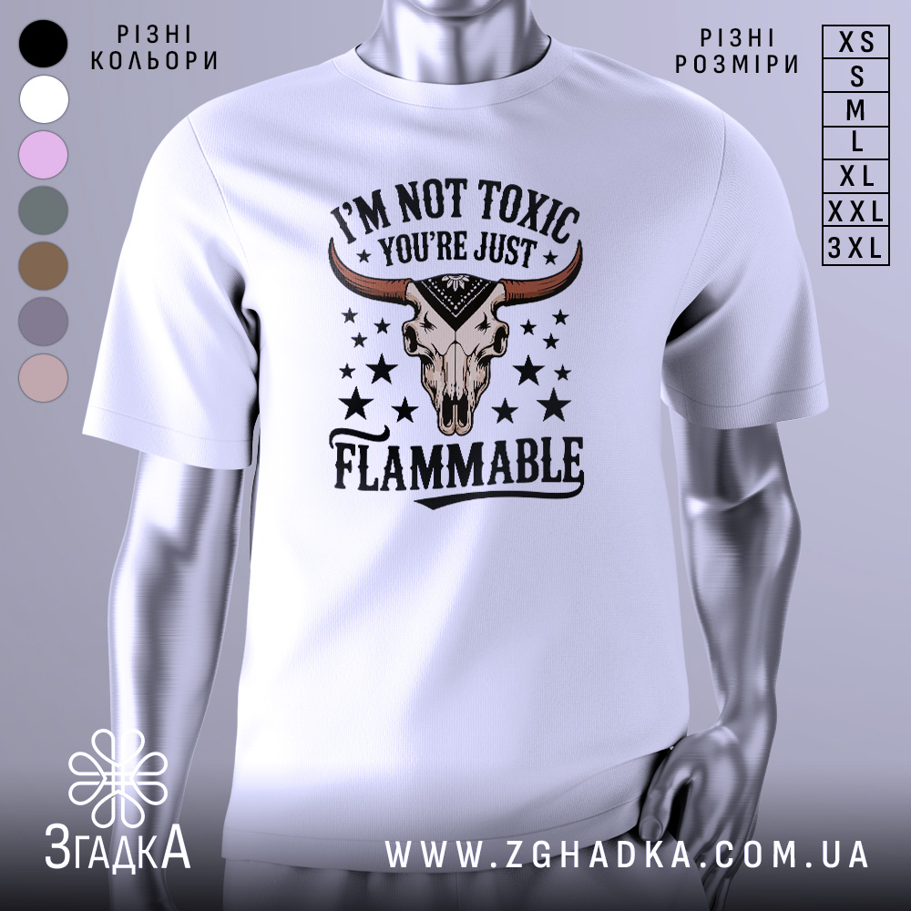 Футболка не токсичний, біла, зображена з фронтального ракурсу на манекені, фон світло-сірий, принт з черепом з рогами та текстом 'I'M NOT TOXIC YOU'RE JUST FLAMMABLE' у чорному та червоному кольорах, зірки навколо принта.