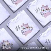 Футболка не цілуй, біла, зображена на манекені, фон нейтральний, принт з милим котиком, що піднімає лапку, з текстом 'Don't kiss me!' і квіткою на голові.