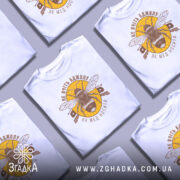 Футболка не вчіть бджолу, біла, зображена з фронтального ракурсу, фон нейтральний, принт з бджолою та написом у коричневих тонах на жовтому фоні.