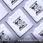 Футболка немає хлопця немає проблем, біла футболка на манекені, фон світло-сірий, принт з дівчиною в окулярах, яка показує великий палець, текст чорного кольору.