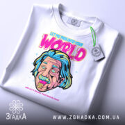 Футболка неон Ейнштейн, біла, складена на столі, фон світлий, принт з обличчям Ейнштейна з блакитним волоссям, текст "LET ME PASS INTO YOUR WORLD" яскравих кольорів, на футболці є етикетка.