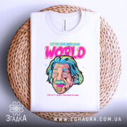 Футболка неон Ейнштейн, біла, складена на плетеному кошику, фон світлий, принт з обличчям Ейнштейна з блакитним волоссям, текст "LET ME PASS INTO YOUR WORLD" яскравих кольорів.