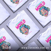 Футболка неон Ейнштейн, біла, зображена на манекені з правого боку, фон світло-сірий, принт з обличчям Ейнштейна з блакитним волоссям та текстом "LET ME PASS INTO YOUR WORLD" яскравих кольорів.