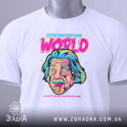 Футболка неон Ейнштейн, біла, складена на столі, фон світлий, принт з обличчям Ейнштейна з блакитним волоссям, текст "LET ME PASS INTO YOUR WORLD" яскравих кольорів, на футболці є етикетка.