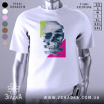 Футболка неоновий череп, біла, зображена на манекені з бокового ракурсу, фон світло-сірий, принт з черепом, розділеним на смуги, з яскравими зеленими та рожевими геометричними формами.