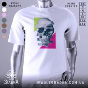 Футболка неоновий череп, біла, зображена на манекені з бокового ракурсу, фон світло-сірий, принт з черепом, розділеним на смуги, з яскравими зеленими та рожевими геометричними формами.