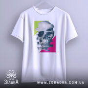 Футболка неоновий череп, біла, підвішена на вішалці, фон світло-сірий, принт з черепом, розділеним на смуги, з яскравими зеленими та рожевими геометричними формами.