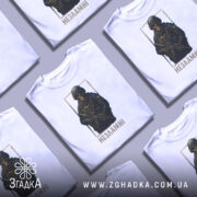 Футболка незламні воїни, біла, зображена з фронтального ракурсу, на фоні світло-сірого градієнту, принт з зображенням воїна в масці та бронежилеті, з написом 'Незламні' під ним.