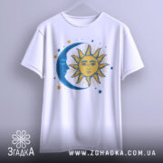 Футболка ніч і день, біла, зображена зліва, на фоні світло-сірого кольору, з принтом, що зображає сонце та місяць, сонце жовтого кольору з деталями, а місяць синій.