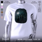 Футболка нічна таємниця, біла, зображена на манекені, фон світло-сірий, принт з п'ятьма чорними зайцями з яскравими очима на темному фоні з місяцем.