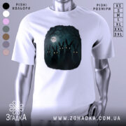 Футболка нічна таємниця, біла, зображена на манекені, фон світло-сірий, принт з п'ятьма чорними зайцями з яскравими очима на темному фоні з місяцем.