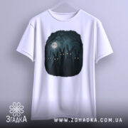 Футболка нічна таємниця, біла, підвішена на вішалці, фон світло-сірий, принт з п'ятьма чорними зайцями з яскравими очима на темному фоні з місяцем.