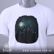 Футболка нічна таємниця, біла, складена на поверхні, фон світло-сірий, принт з п'ятьма чорними зайцями з яскравими очима, на комірці є етикетка.