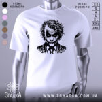 Футболка нічний бунтар, біла, зображена на манекені з правого боку, фон світло-сірий, принт з чорним малюнком обличчя персонажа з кучерявим волоссям і костюмом.