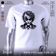 Футболка нічний бунтар, біла, зображена на манекені з правого боку, фон світло-сірий, принт з чорним малюнком обличчя персонажа з кучерявим волоссям і костюмом.
