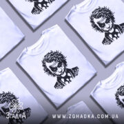 Футболка нічний бунтар, біла, зображена на манекені з правого боку, фон світло-сірий, принт з чорним малюнком обличчя персонажа з кучерявим волоссям і костюмом.