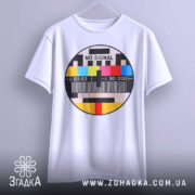 Футболка No Signal білого кольору, підвішена на вішалці, ракурс спереду, фон світло-сірий, принт у формі кола з написом 'NO SIGNAL' та кольоровими смужками.