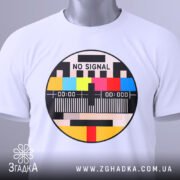Футболка No Signal білого кольору, складена на столі, ракурс зверху, фон світло-сірий, принт у формі кола з написом 'NO SIGNAL' та кольоровими смужками, з етикеткою на зеленому шнурку.