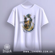 Футболка нове покоління, білого кольору, зображена з фронтального ракурсу, фон світлий, принт зображає роботизовану фігуру, що тримає дитину, з яскравими кольорами та абстрактними елементами.