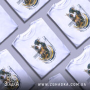 Футболка нове покоління, білого кольору, зображена з фронтального ракурсу на манекені, фон нейтральний, принт зображає роботизовану фігуру, що тримає дитину, з яскравими кольорами та абстрактними елементами.