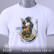 Футболка нове покоління, білого кольору, зображена зверху, на ній є етикетка, фон світлий, принт зображає роботизовану фігуру, що тримає дитину, з яскравими кольорами та абстрактними елементами.