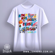 Футболка нові мрії графіті, біла, підвішена на вішалці, фон світло-сірий, принт кольоровий з написами 'NEW HOPE DREAM FUTURE PASSION', малюнки метелика, усміхненого обличчя, сонця та квітки.