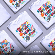 Футболка нові мрії графіті, біла, зображена на манекені, фон світло-сірий, принт кольоровий з написами 'NEW HOPE DREAM FUTURE PASSION' та малюнками метелика, усміхненого обличчя, сонця та квітки.