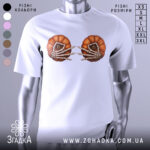 Футболка очі гарбуза, біла, зображена на манекені з блискучим металевим покриттям, фон світло-сірий, принт з двома гарбузами з очима та скелетними руками, що тримаються за них.