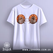 Футболка очі гарбуза, біла, підвішена на вішалці, фон світло-сірий, принт з двома гарбузами з очима та скелетними руками, добре видно деталі принта.