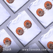 Футболка очі гарбуза, біла, зображена на манекені з блискучим металевим покриттям, фон світло-сірий, принт з двома гарбузами з очима та скелетними руками, що тримаються за них.