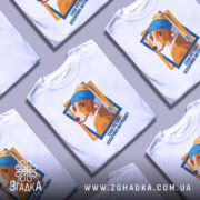 Футболка очі витріщив. Біла футболка з принтом собаки в блакитній шапці, зображена з фронтального ракурсу на манекені, фон світло-сірий, принт яскравий з текстом.