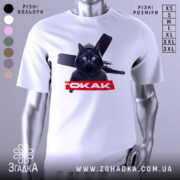 Футболка окак мем подарунок, біла футболка на манекені, з принтом чорного кота в капюшоні, на фоні з розмитим сірим кольором.