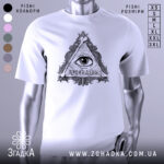 Футболка око провидця, біла, зображена на манекені, фон світло-сірий, принт у вигляді трикутника з оком та написом 'ПРОВИДЕЦЬ' у центрі, деталі принта виконані в чорному кольорі.