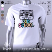 Футболка Old School білого кольору, зображена з фронтального ракурсу на манекені, фон нейтральний, принт з касетою та написом 'OLD SCHOOL' у яскравих кольорах.