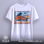 Футболка операція павутина, біла футболка на манекені, принт з червоним вантажівкою, дронами та вогнем, напис 'Свято Наближається', фон світло-сірий.