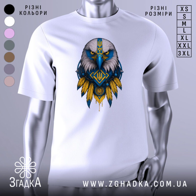Футболка орел Україна, біла, зображена з фронтального ракурсу, фон світло-сірий, принт з орлом в синьо-жовтих кольорах, деталі включають український герб та пір'я.