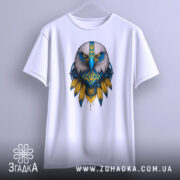 Футболка орел Україна, біла, зображена з фронтального ракурсу, фон світло-сірий, принт з орлом в синьо-жовтих кольорах, деталі включають український герб та пір'я.