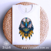 Футболка орел Україна, біла, зображена зверху на плетеній основі, фон білий, принт з орлом в синьо-жовтих кольорах, деталі включають український герб та пір'я.