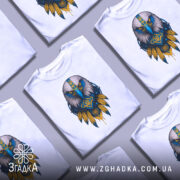 Футболка орел Україна, біла, зображена з фронтального ракурсу, фон світло-сірий, принт з орлом в синьо-жовтих кольорах, деталі включають український герб та пір'я.