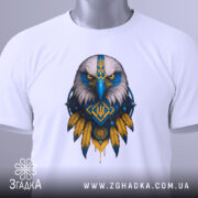 Футболка орел Україна, біла, зображена зверху, фон світло-сірий, принт з орлом в синьо-жовтих кольорах, на комірці видно етикетку з логотипом.