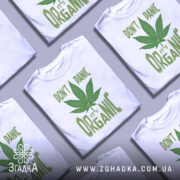 Футболка органік стиль канабіс, біла, зображена на манекені, фон світло-сірий, принт зелений з написом 'DON'T PANIC it's ORGANIC' та зображенням листа канабісу.