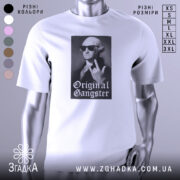 Футболка оригінальний ґангстер білого кольору, зображена з фронтального ракурсу на манекені, фон світло-сірий, принт з зображенням чоловіка в окулярах, який показує жест, з написом 'Original Gangster' під ним.